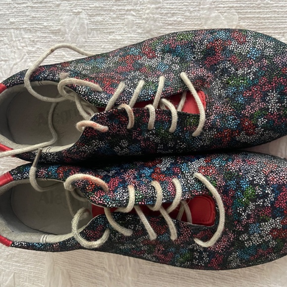 shoes - Picture 2 of 4